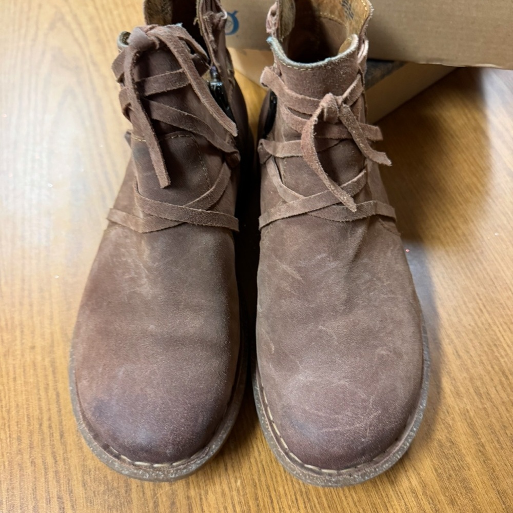COPY - COPY - BORN Tarkiln leather Ankle Boots.
Size 8.5 Brown (Distressed)